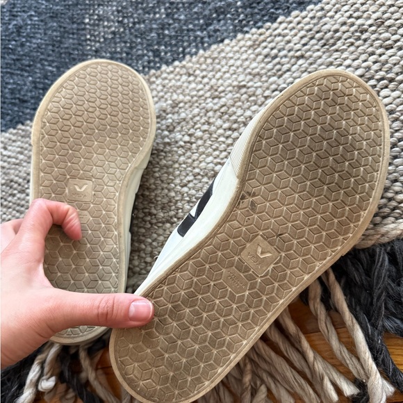 VEJAS Women's Recife Low Top Sneakers. WHITE / black. Size 11 (women’s) - Picture 6 of 8